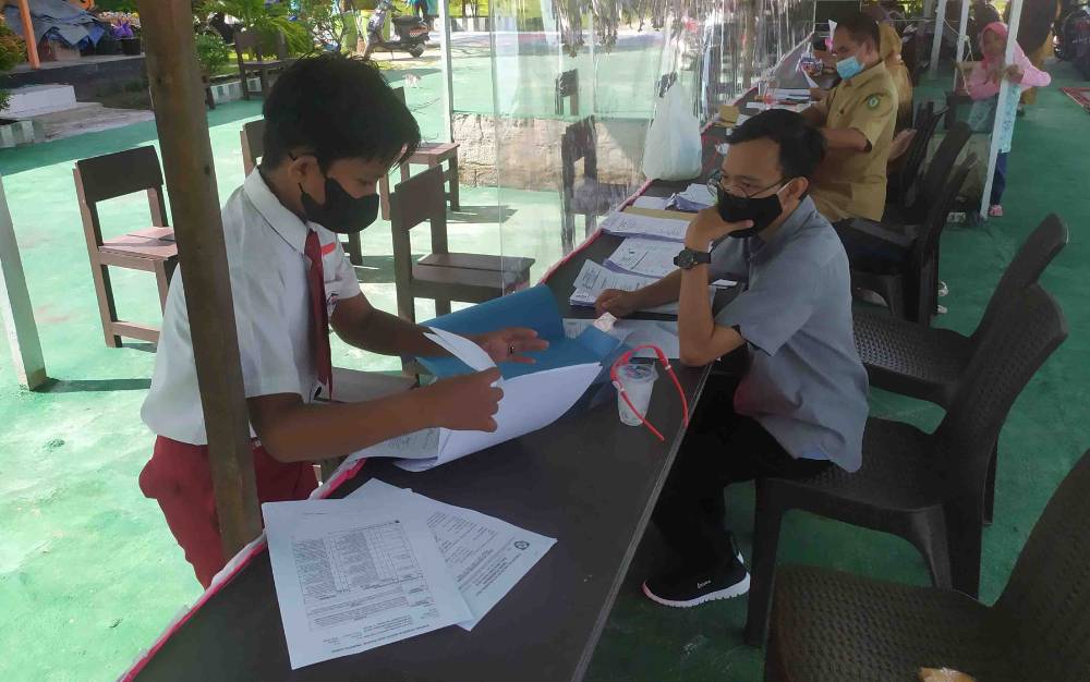 Salah seorang calon peserta didik saat mengambil formulir di meja panitia PPDB SMPN 4 Sampit.