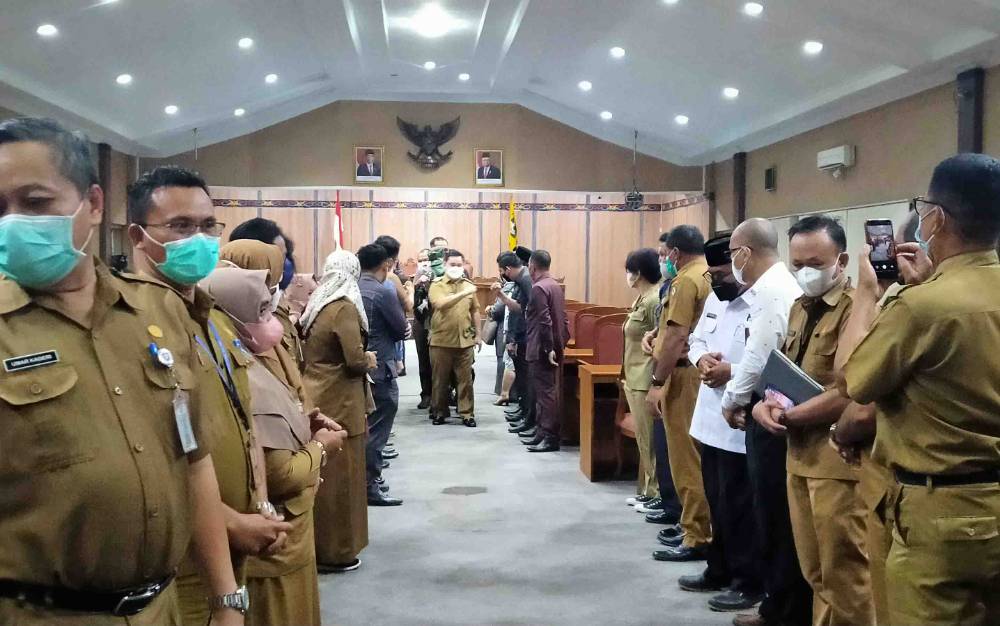 Bupati Kotawaringin Timur usai mengikuti paripurna di DPRD, Senin, 21 Juni 2021.