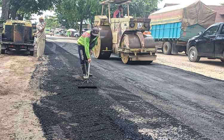 Pengaspalan Jalan Kapten Mulyono yang dilakukan Pemkab Kotim, Senin, 21 Juni 2021.