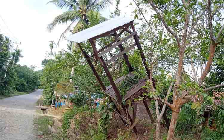 Camat Minta Kades Ampari Perbaiki Tower Air yang Miring dan Bahayakan Warga