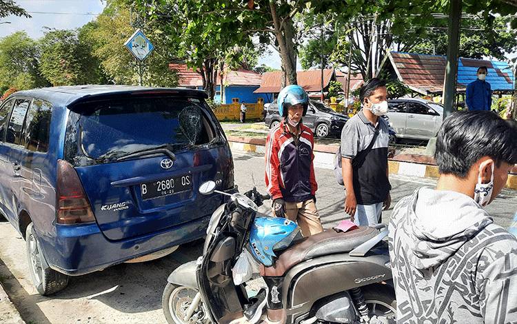 Mobil Parkir Ditabrak, Pengemudi Motor Dilarikan ke?Rumah Sakit
