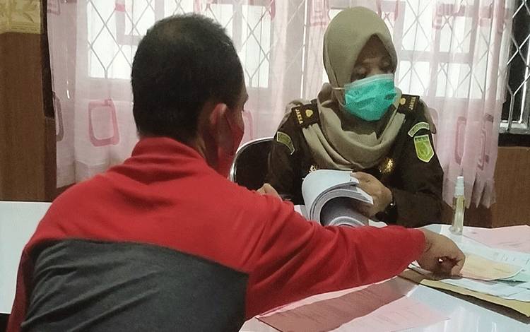 Kusmiran tersangka kasus penggelapan saat diperiksa jaksa.