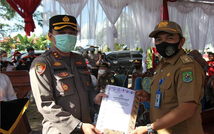 Kapolres Kapuas Beri Penghargaan Lurah Selat Utara Dukung Program Lewu Isen Mulang Bebas Narkoba