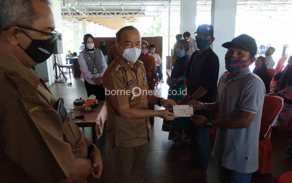 Bupati Serahkan Bantuan Stimulan Rumah Swadaya
