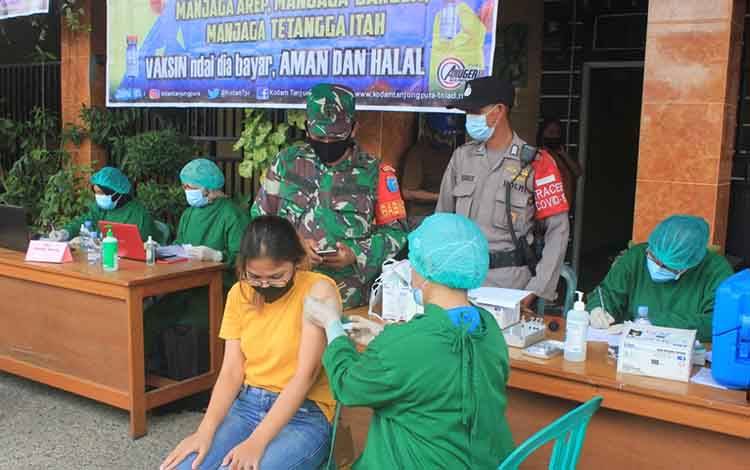 Ratusan Warga Petuk Katimpun Antusias Ikuti Serbuan Vaksin Covid-19