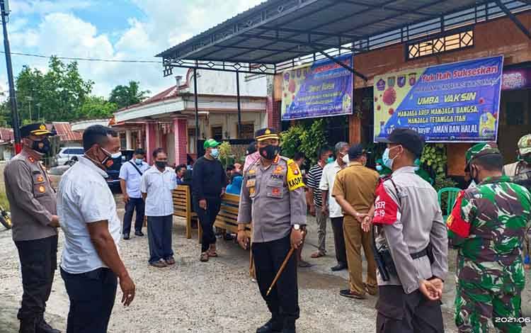 Kapolresta Palangka Raya, Kombes Pol Dwi Tunggal Jaladri saat meninjau vaksinasi massal, Selasa, 22 Juni 2021.