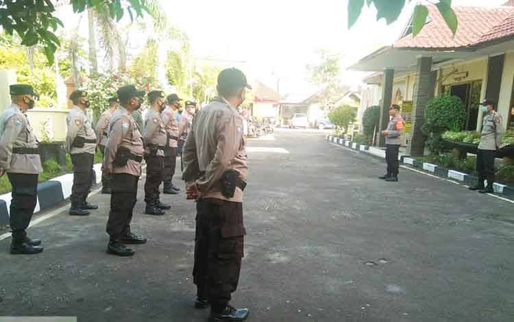Kapolsek Pahandut Instruksikan Anggota Tingkatkan Disiplin Prokes di Tempat Keramaian