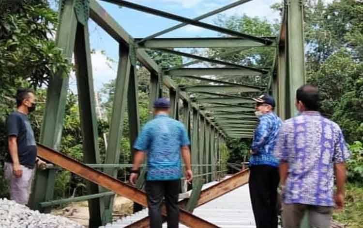 Pemerintah Desa Pandran Permai bersama Dinas PUPR saat meninjau kondisi pembangunan Jembatan Sei Solar, Desa Pandran Permai, Kecamatan Teweh Selatan.