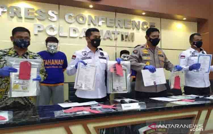 Polda Jatim Bekuk Sindikat Pembuat Ijazah Palsu