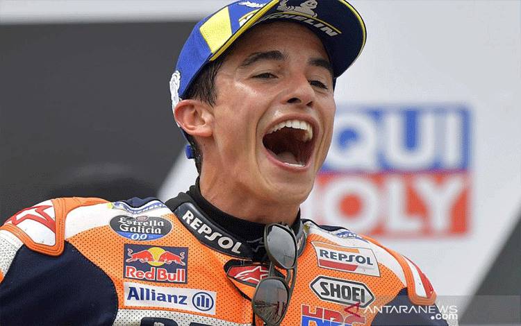Pembalap Repsol Honda's Marc Marquez merayakan kemenangan di podium usai balap MotoGP German Grand Prix di Sachsenring, Hohenstein-Ernstthal, Jerman (20/6/2021). Marquez akhirnya berhasil meraih juara setelah puasa gelar selama 581 hari akibat cedera berkepanjangan. ANTARA FOTO/REUTERS/Matthias Rietschel/aww.