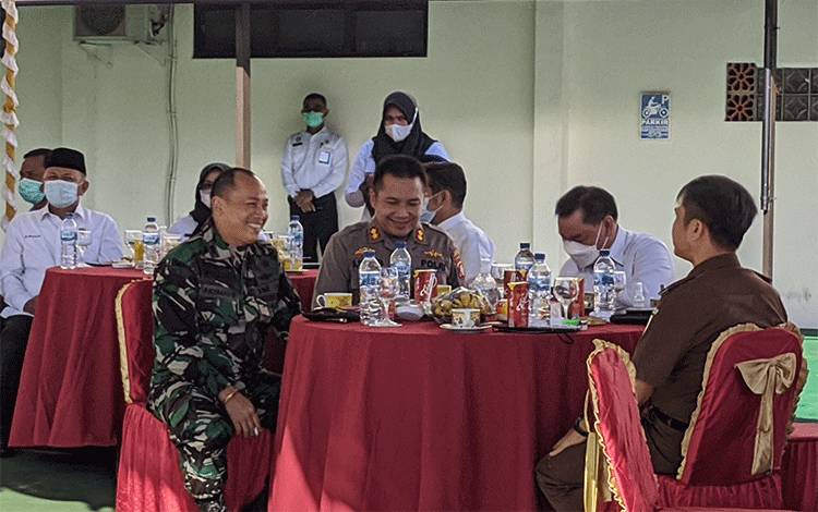 Bupati Kotim Halikinnor bersama Kapolres, Dandim, Kajari Kotim, dan Kepala Pengadilan Negeri Sampit berbincang pada cofee morning, Rabu.?