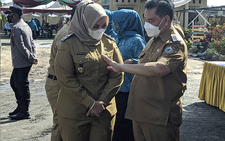 Bupati Kotim Halikinnor saat berbincang dengan Wakil Bupati Irawati.?