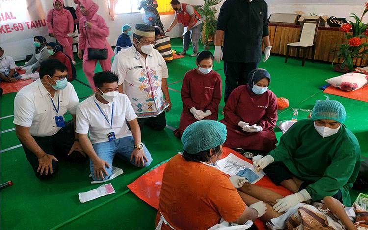 Ketua DPD KNPI Seruyan Zulkipli Khaidir saat melihat langsung kegiatan khitanan massal di Aula Mess Pemkab Seruyan, Rabu, 23 Juni 2021.