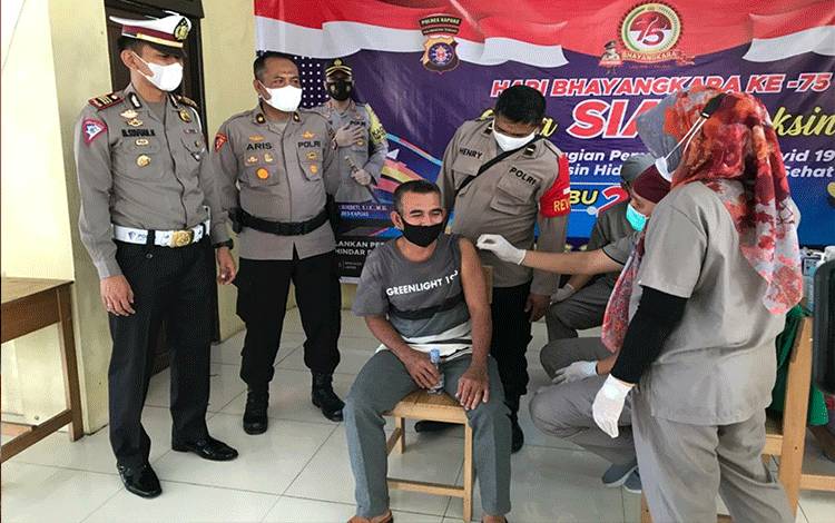 Sambut Hari Bhayangkara, Satlantas Polres Kapuas Gelar Vaksinasi untuk Pemohon SIM