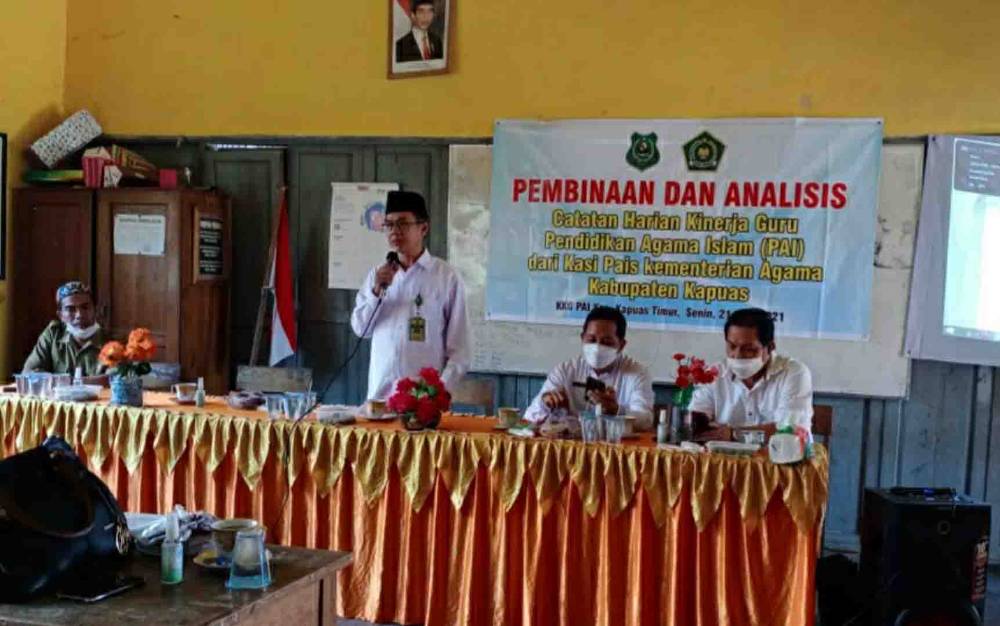 Seksi Pendidikan Agama Islam Kemenag Kapuas saat berikan pembinaan kepada Guru PAI di Kecamatan Kapuas Timur.