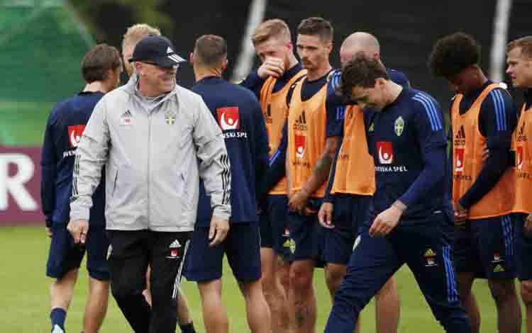 Pelatih timnas Swedia Janne Andersson (bertopi) bersama anak-anak asuhnya saat latihan di Gothia Park Academy, Gothenburg, Swedia, Senin (21/6/2021)