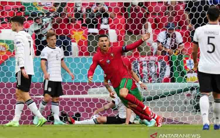 Pemain Portugal Cristiano Ronaldo merayakan gol pertama mereka saat menghadapi Jerman pada Euro 2020 di Munich, 19 Juni 2021