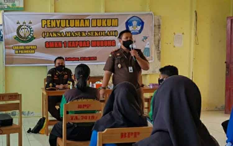 Jaksa Cabjari Palingkau Beri Penyuluhan Hukum Lewat Program JMS di SMKN 1 Kapuas Murung