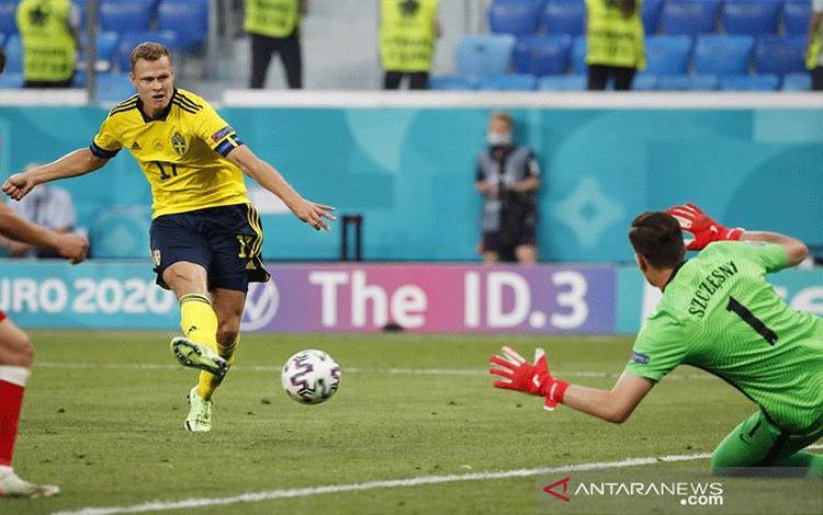 Gelandang serang tim nasional Swedia Viktor Claesson melepaskan tembakan untuk mencetak gol penentu kemenangan atas Swedia dalam laga pemungkas Grup E Euro 2020 di Stadion Krestovsky, Saint Petersburg, Rusia, Rabu (23/6/2021) waktu setempat. (ANTARA/REUTERS/POOL/Anton Vaganov)