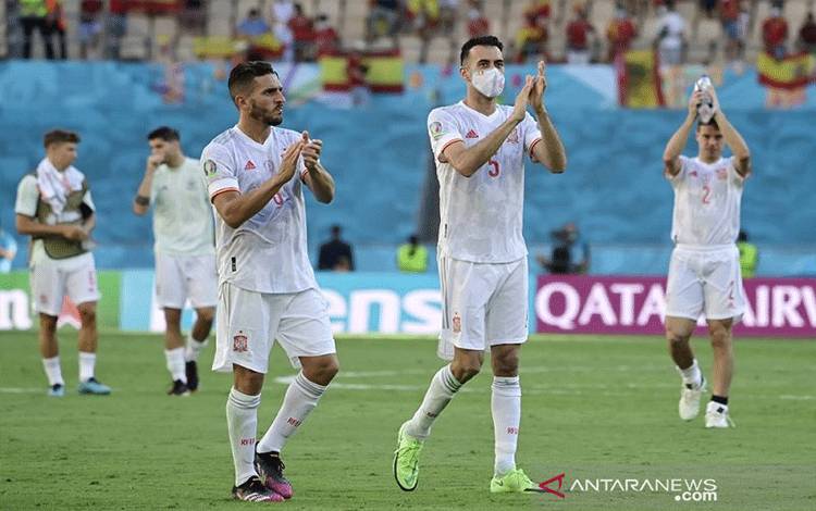 Kapten tim nasional Spanyol Sergio Busquets (kanan) bersama Koke menyampaikan terima kasih kepada para suporter di Stadion La Cartuja, Sevilla, Spanyol, seusai mengalahkan Slovakia 5-0 dalam laga pemungkas Grup E Euro 2020 pada Rabu(23/6/2021) waktu setempat. (ANTARA/REUTERS/POOL/Javier Soriano)