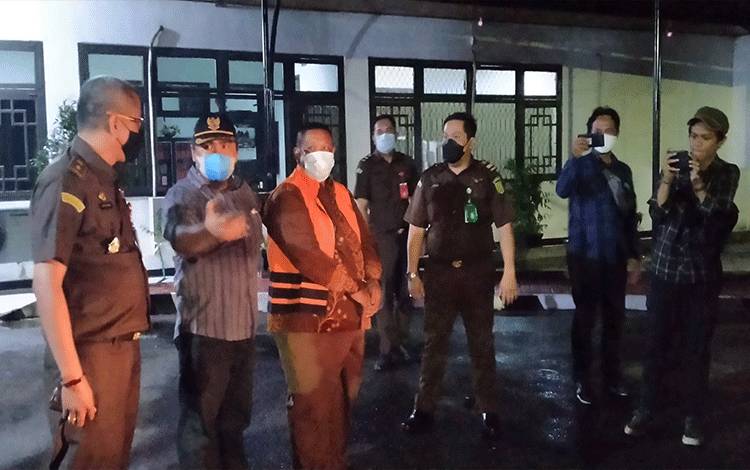 Wartono Suharjo saat ditahan oleh jaksa dalam kasus dugaan korupsi keuangan desa.