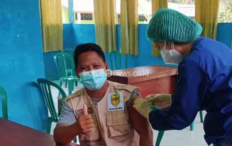 Kades Penda Pilang Gunung Mas Yakinkan Warga Vaksinasi Covid-19 Aman