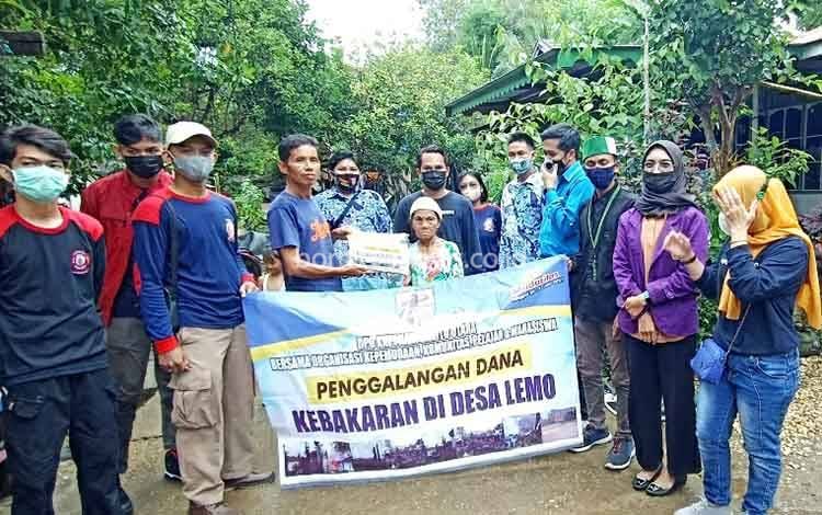 KNPI Barito Utara Serahkan Bantuan untuk Korban Kebakaran Desa Lemo I