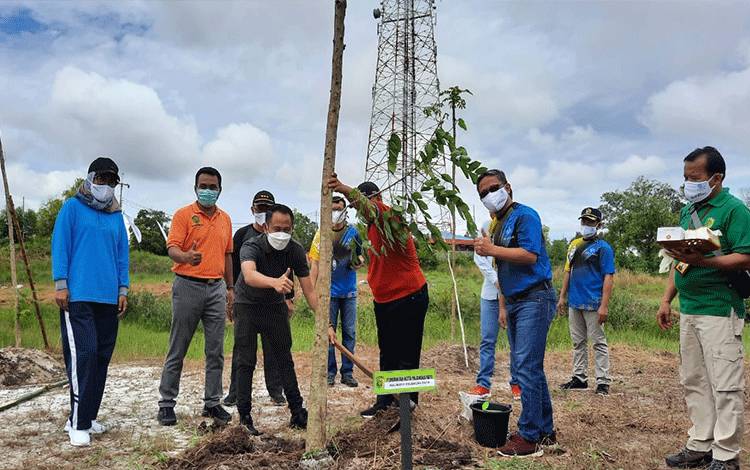 Wali Kota Palangka Raya Tanam Pohon di Hutan Kota