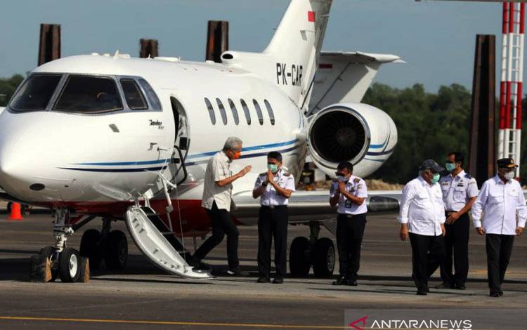 Gubernur Jawa Tengah Ganjar Pranowo bersama tiga menteri meninjau progres pembangunan Bandara Ngloram, Kabupaten Blora