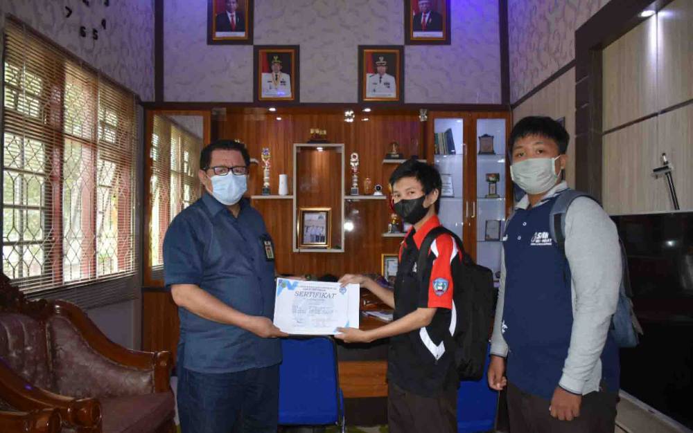 Siswa SMKN 1 Kuala Kapuas Terima Sertifikat Magang dari Diskominfo