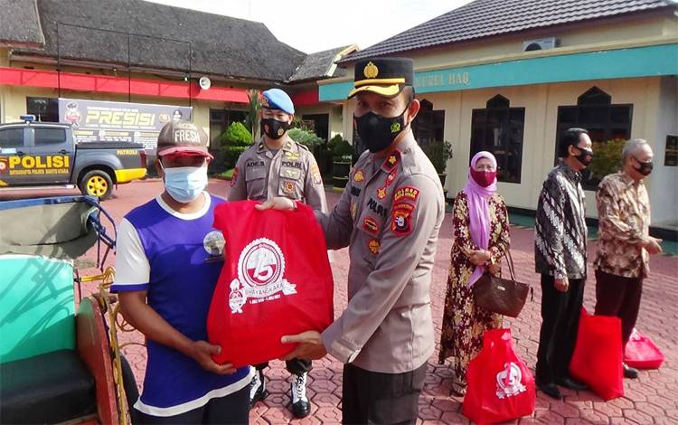 Polres Barito Utara Bagikan Masker dan Paket Sembako