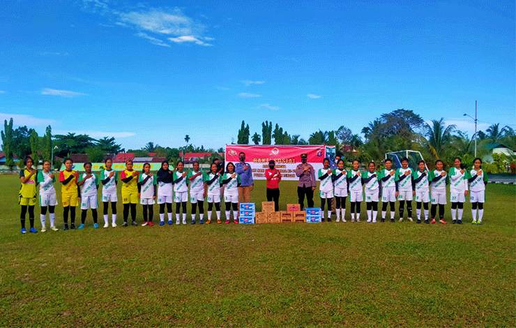 Polda Kalteng Berikan Bansos untuk Atlet Sepak Bola Putri