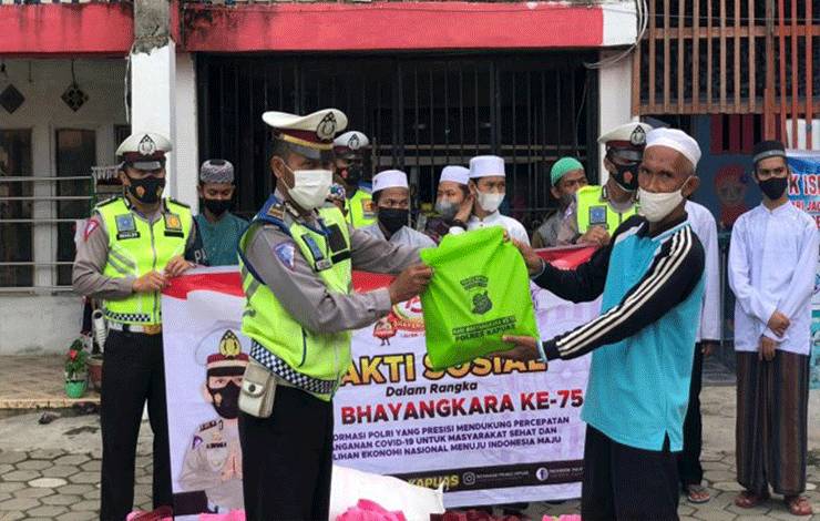 Polres Kapuas Salurkan Bantuan Paket Sembako Jelang HUT ke-75 Bhayangkara