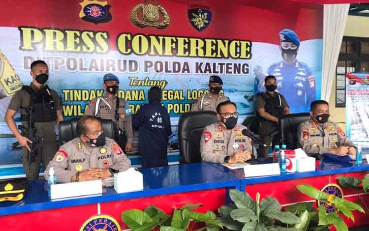 Ditpolairud Polda Kalteng Amankan 400 Kayu Log Ilegal di Sungai Mentaya