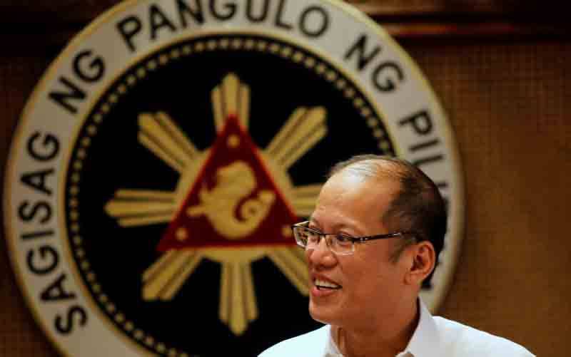 Presiden Filipina Benigno Aquino tersenyum di depan segel kepresidenan saat program imunisasi oral dari pemerintah untuk keluarga miskin di istana kepresidenan di Manila, 2 Juli 2012. Mantan Presiden Filipina Benigno Aquino meninggal dunia pada hari Kamis setelah dirawat di rumah sakit di Manila. Pria berusia 61 tahun itu menjabat sebagai presiden Filipina dari tahun 2010 hingga 2016. (foto : ANTARA FOTO/REUTERS/Erik De Castro/File Picture)