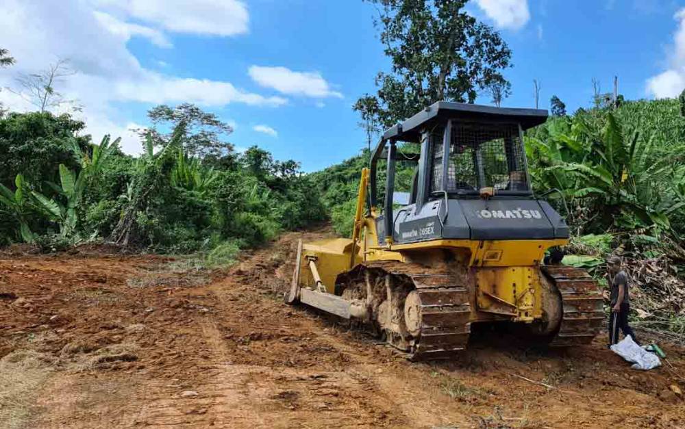 Pembukaan akses jalan menuju Desa Dambung sepanjang 18 kilometer.