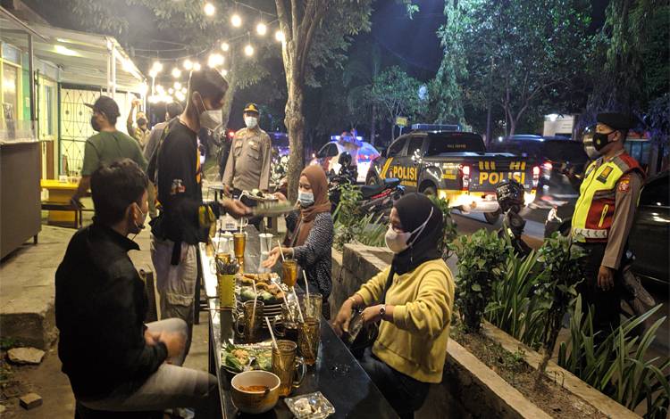 Tim Gabungan Bubarkan Pengunjung Caffe karena Lewat Pukul 22.00 WIB