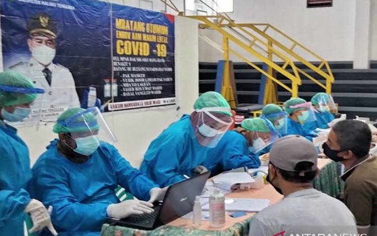 Sejumlah warga mengikuti vaksinasi massal di Kabupaten Maluku Tenggara, Provinsi Maluku