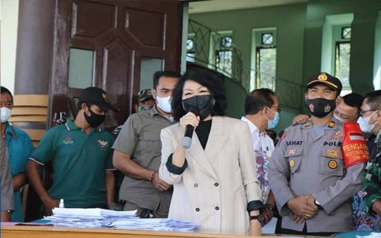 Plt Bupati Pulang Pisau tinjau vaksinasi massal hari Bhayangkara ke 75.