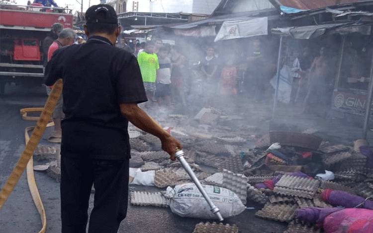 Pemadaman terhadap musibah kebakaran di Jalan Juanda Sampit, yang dilakukan Dinas Pemadam Kebakaran dan Penyelamatan Kotim.?