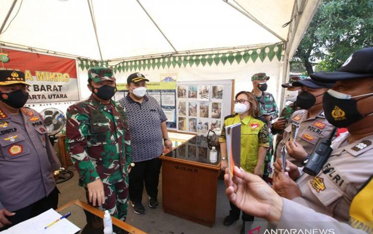 Kapolri Wajibkan Buku Pedoman Kontinjensi COVID-19 Ada di Saku Petugas