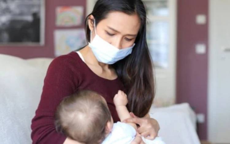 Ibu Positif COVID-19 Bisa Tetap Menyusui Bayinya