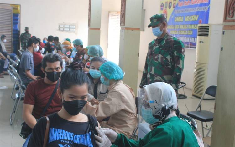 Antusias Ikut Vaksin Demi Anak Bisa Belajar di Sekolah