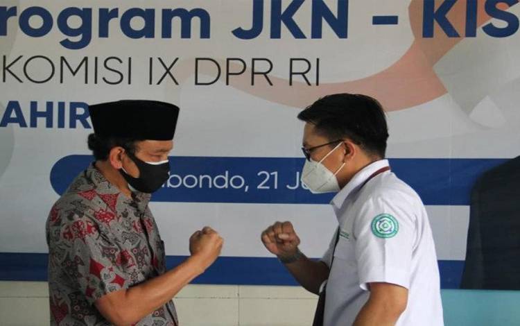 Anggota Komisi XI DPR-RI Sy. Anas Thahir (kiri) dan Kepala Bidang Kepesertaan dan Pelayanan Peserta Kantor Cabang Banyuwangi, Jatim, Lalu Kahar Kusman (kanan) usai sosialisasi program JKN-KIS beberapa waktu lalu