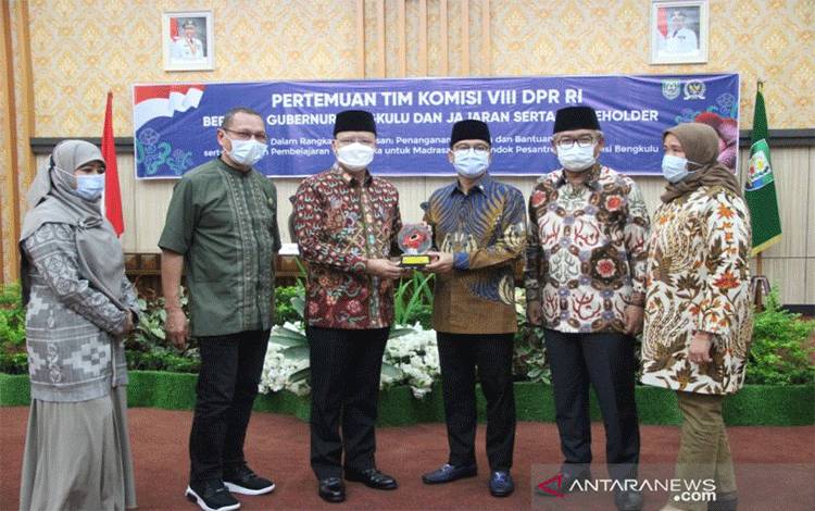 DPR Pertanyakan Alasan Pemblokiran Dana Bagi Pesantren
