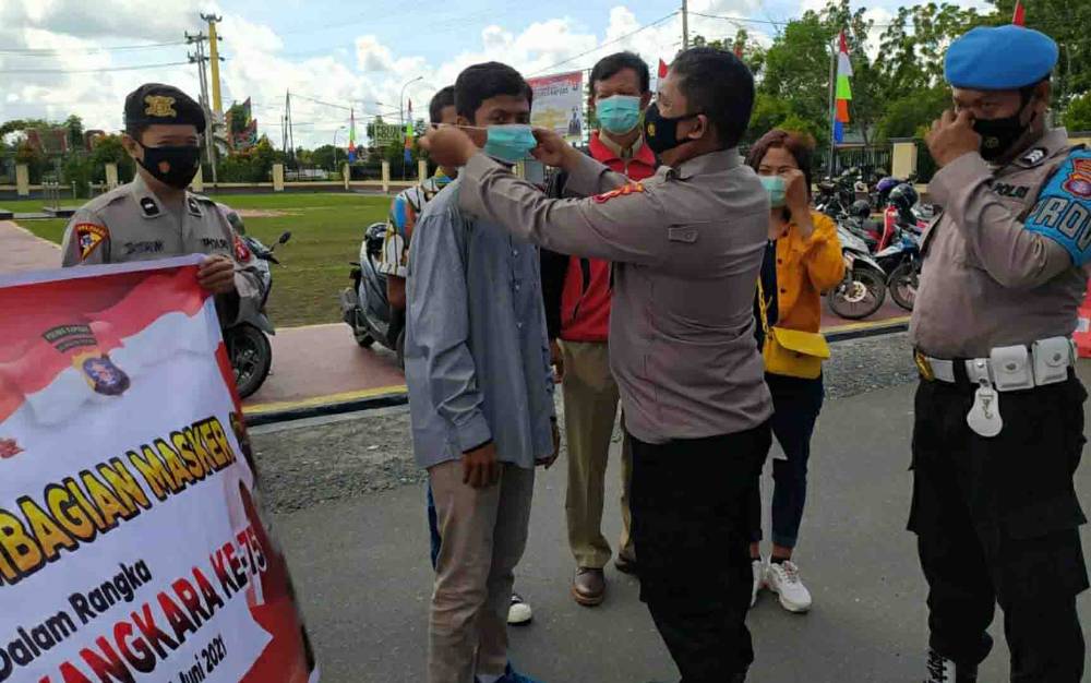 Polres Kapuas Bagikan Masker untuk Masyarakat