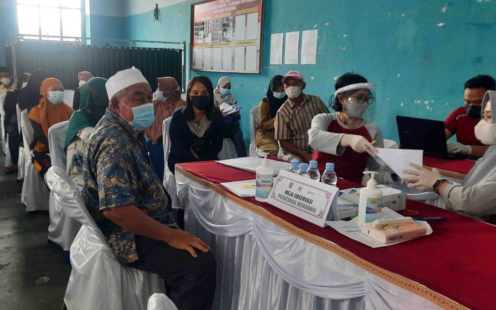 Vaksinasi Dosis Pertama Lansia di Kobar Mencapai 50 Persen