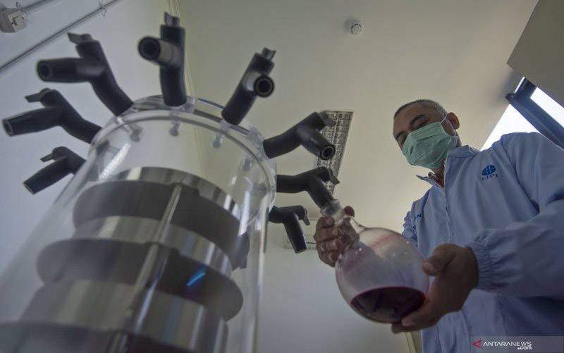 Peneliti melakukan pengeringan beku ekstrak bahan alam untuk imunomodulator (peningkat imun tubuh) bagi pasien COVID-19 di Laboratorium Pusat Penelitian Bioteknologi Lembaga Ilmu Pengetahuan Indonesia (LIPI), Cibinong, Kabupaten Bogor, Jawa Barat, Jumat (17/7/2020). (foto : ANTARA FOTO/Aditya Pradana Putra/pras)