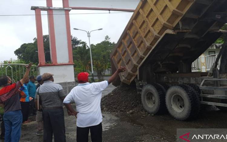Mantan Anggota DPRD Mimika Blokade Kantor Tuntut Diaktifkan Kembali