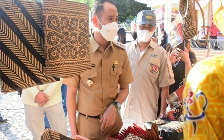 Wali Kota Palangka Raya Minta Daging Kurban Dibagikan Pakai Tas Purun
